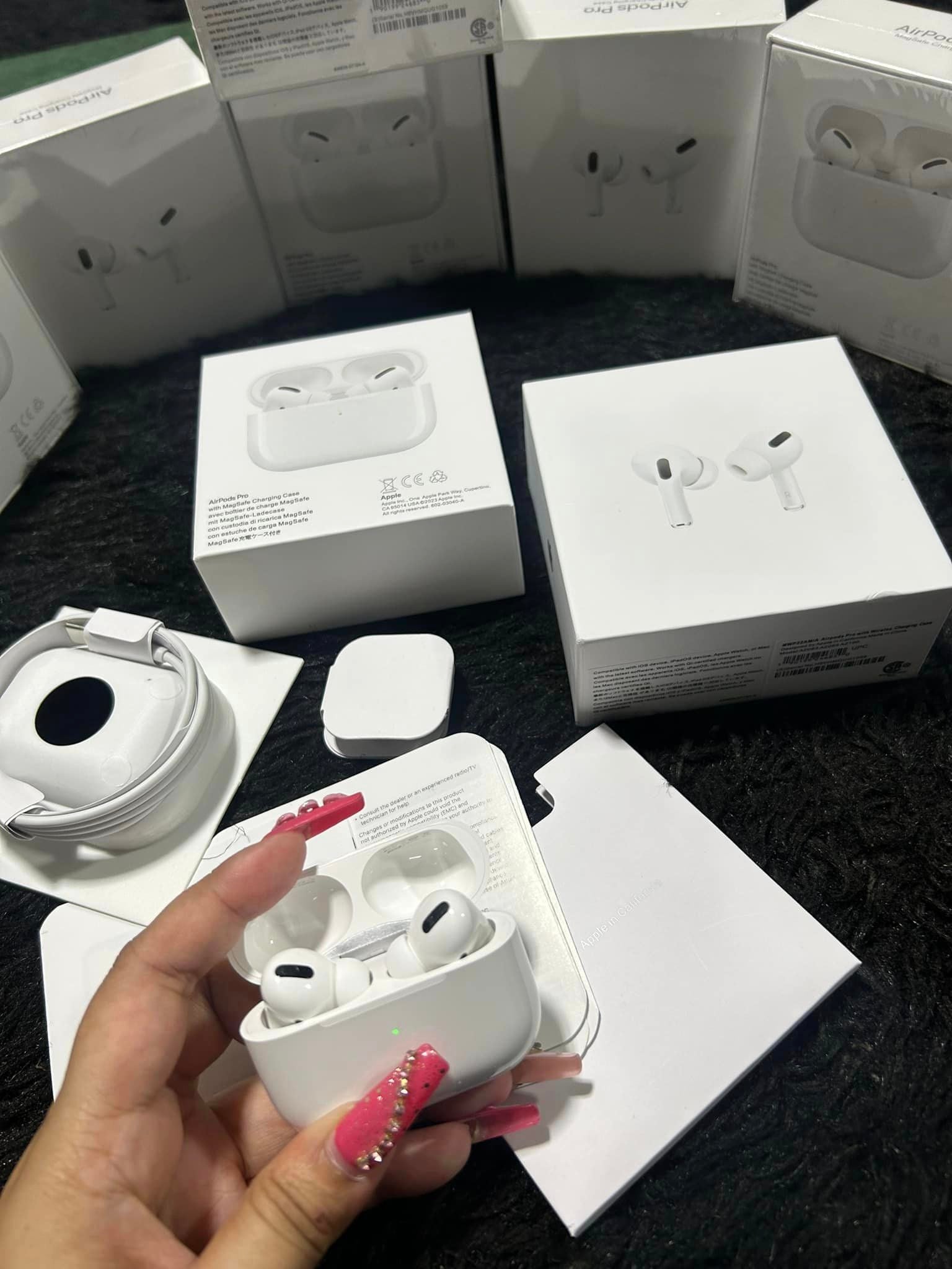 AIRPODS PRO (2ND GENERATION) IPHONE/WIRELESS/SAMSUNG/WHITE CASE